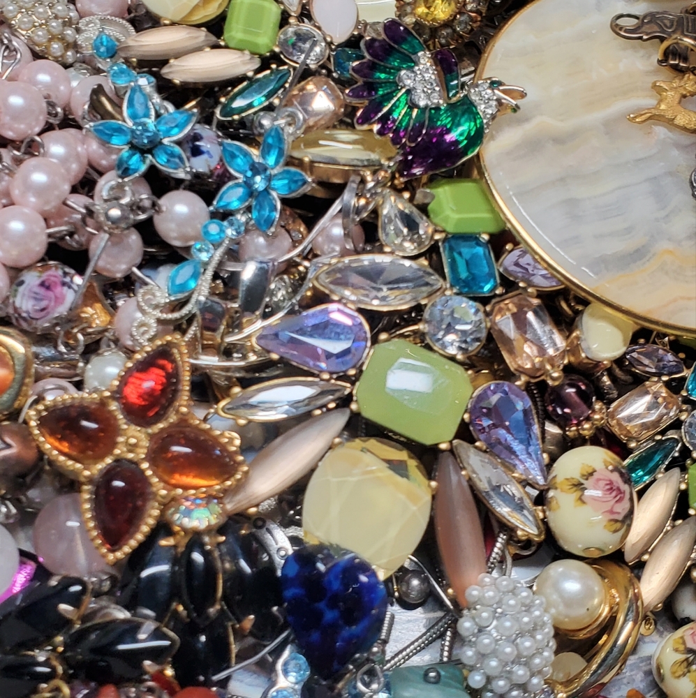 Grab Bag Of Necklaces, Bracelets, Rings, Earrings & Misc.  Brands. - Picture 14 of 16